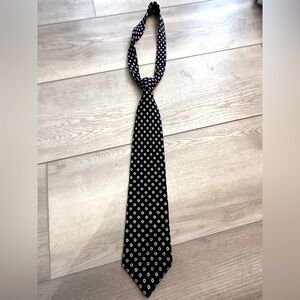 Brooks Brothers Makers tie; navy blue with small white sunflower pattern